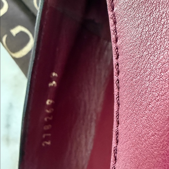 Gucci Ballet Flats Women's Red Wine Burgandy Leather with Gold Logo. - Picture 4 of 4